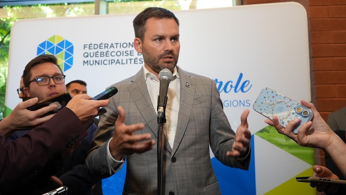 Paul St-Pierre Plamondon parle dans un micro.