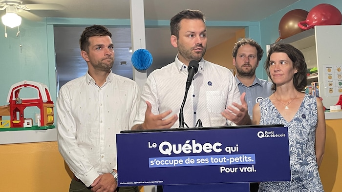 Le chef du Parti Québécois, Paul St-Pierre Plamondon, prend la parole dans une garderie. 