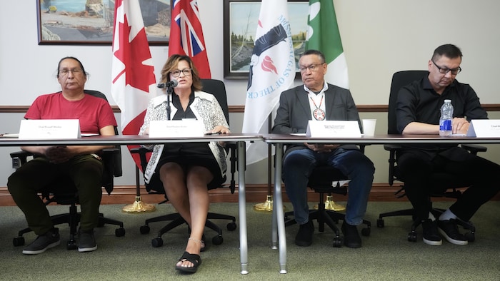 Pauline Drake aux côtés de chefs de Premières Nations du nord de l’Ontario lors d’une conférence de presse à Queen’s Park, à Toronto, le jeudi 30 juillet 2026.
