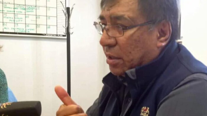 Le chef de Webequie Cornelius Wabasse dans un bureau.