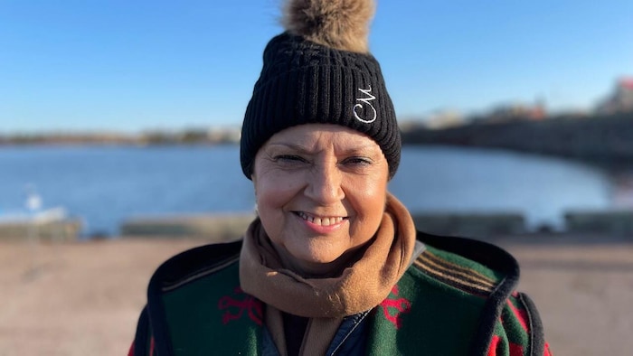 La cheffe de Lennox Island, Darlene Bernard, porte une tuque et est dehors près d'un quai.