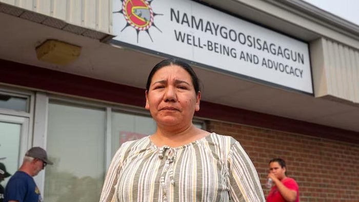 La cheffe Helen Paavola de la Première Nation de Namaygoosisagagun, devant la caméra.