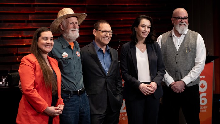 Les candidats à la direction du N P D, Tanille Johnston, Tony McQuail, Avi Lewis, Heather McPherson et Rob Ashton.