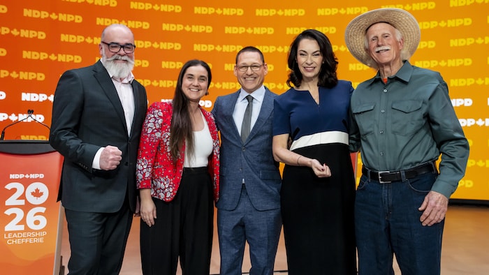 Rob Ashton, Tanille Johnston, Avi Lewis, Heather McPherson et Tony McQuail posent pour une photo.