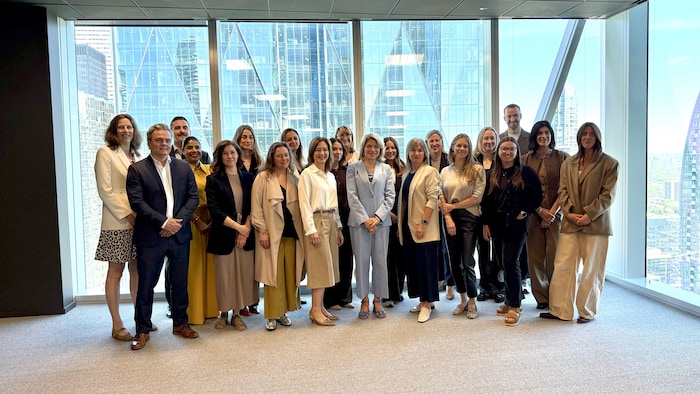 Un groupe de gens d’affaires, surtout des femmes.