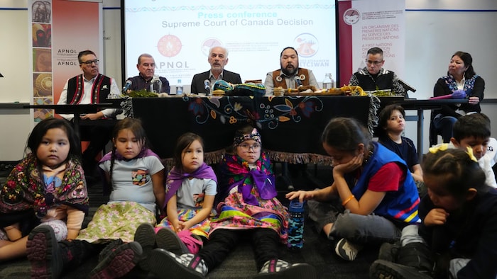原住民儿童们出席新闻发布会。