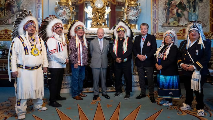 Des chefs des Premières Nations du Traité 6 posent aux côtés du roi Charles III, au palais de Buckingham.