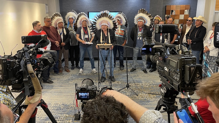 Le cook de la federation Piikani, Troy Knowlton, en conférence de presse le 6 mai 2025.