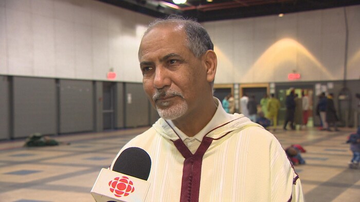 Cheikh Ould Moulaye en entrevue à l'intérieur d'un local le 30 mars 2025 à Winnipeg.