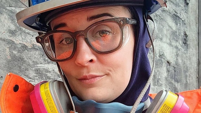 Chelsea Mastei portant des lunettes et un casque de sécurité.