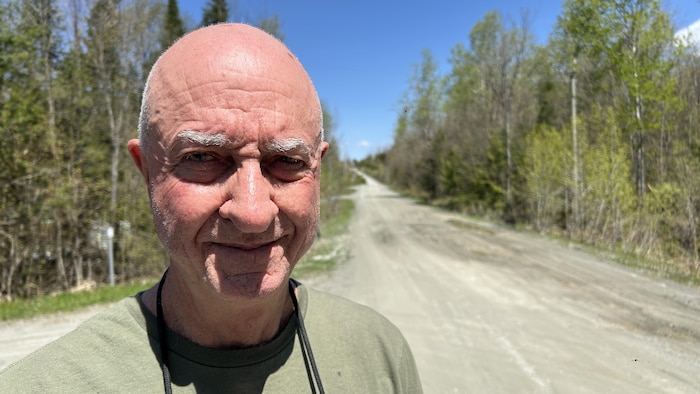 Claude Dallaire se trouve sur le chemin des Bûcherons.
