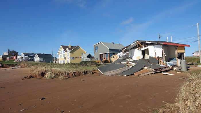 Un chalet démoli photographié après le passage de la tempête Fiona.