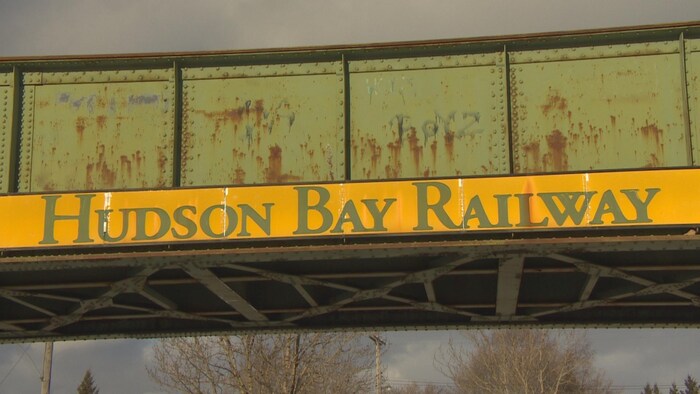 Gros plan sur un pont situé sur le chemin de fer de la baie d'Hudson, avec une inscription en grandes lettres qui indique « Hudson Bay Railway ».