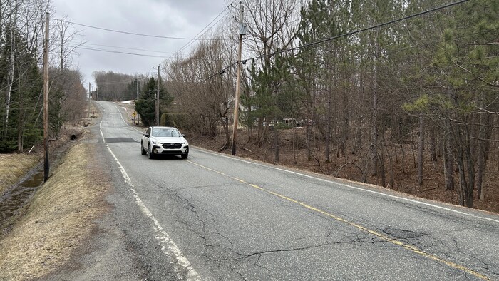 Une voiture emprunte le chemin Laliberté.