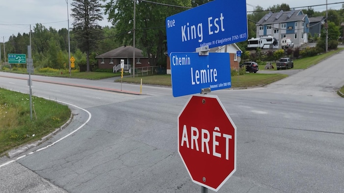 Un panneau ARRÊT à l'intersection du chemin Lemire et de la rue King Est.