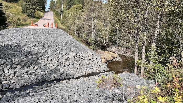 Une route réparée avec de grosses roches.