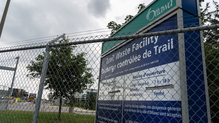 La pancarte de la Décharge contrôlée de Trail.