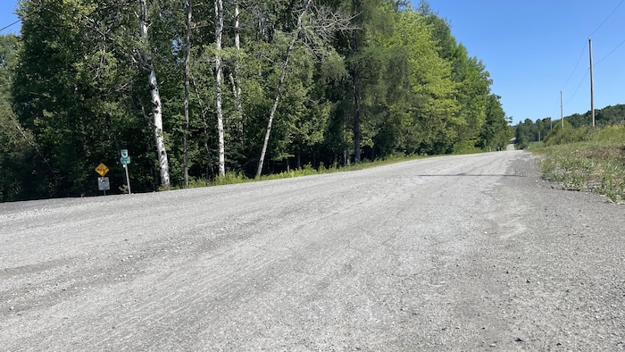 Une route asphaltée.