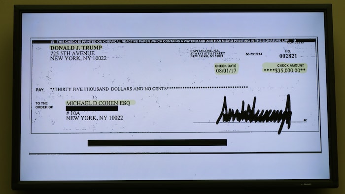 Un chèque de 35 000 $ US adressé à Michael Cohen et signé par Donald Trump.