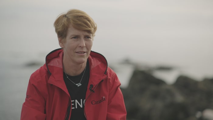 Cherisse Du Preez devant la mer.
