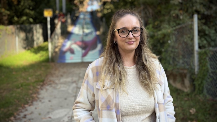 Portrait de Cheryl Poitras à l'extérieur, octobre 2026.