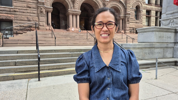 Cheryll Diego pose devant l'ancien hôtel de ville de Toronto. 