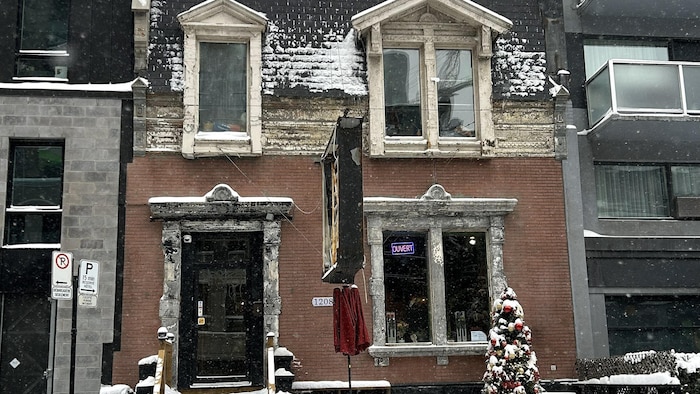 Photo de la façade extérieure d'un vieux bâtiment. 