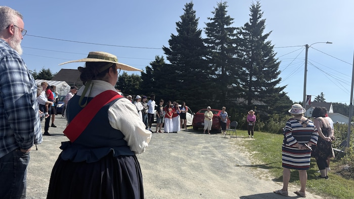 Une femme costumée sur un chemin de gravier.