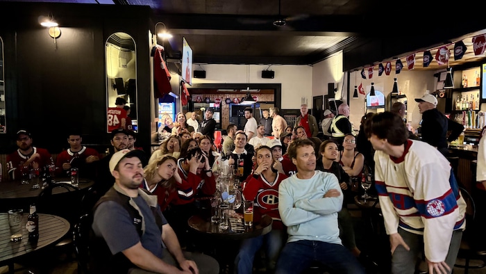 Des clients d'un bar sont assis et sont déçus.
