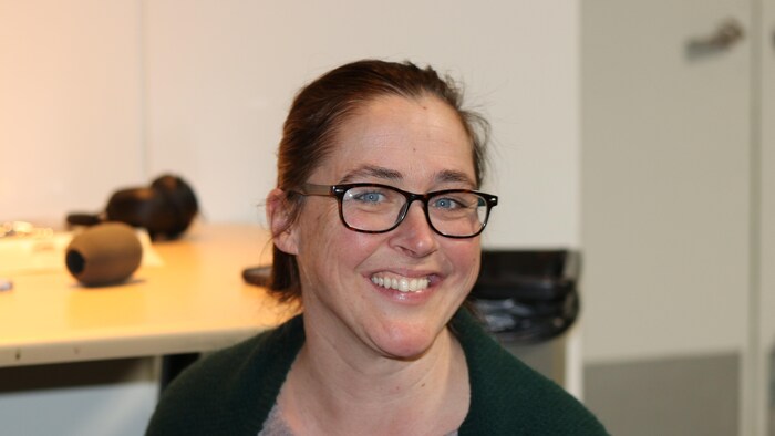 Caitlin Krekoski est devant une table.