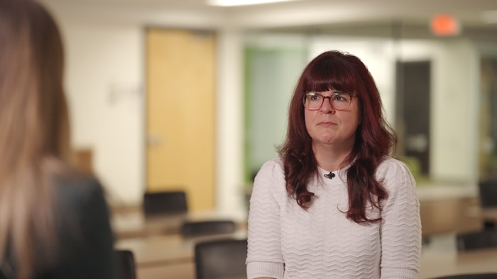 Portrait de la professeure en entrevue.