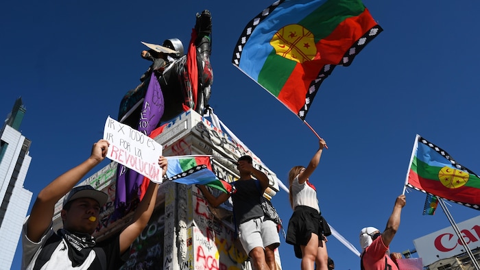 Des manifestants brandissent des drapeaux des Mapuches lors du mouvement de contestation sociale en novembre 2019 à Santiago.