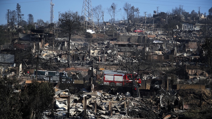 Des maisons brûlées après un incendie qui a touché les collines de Viña del Mar, au Chili, le 3 février 2024.