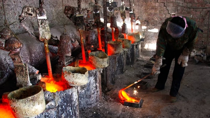 Un trabajador de la empresa Jinyuan vierte un metal de tierras raras en un molde.