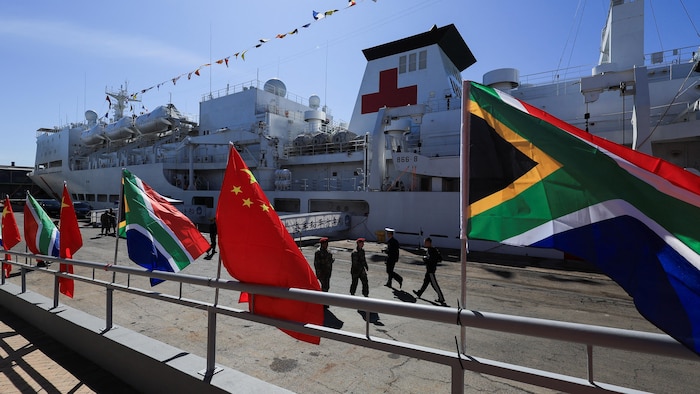 Le navire-hôpital Peace Ark de la marine de l'Armée populaire de libération chinoise accoste au terminal de croisière du Cap, en Afrique du Sud, le 22 août 2024.