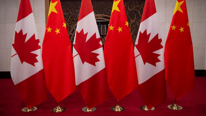 أعلام كندية وصينية في بكين احتفاءً بزيارة رئيس الحكومة الكندية جوستان ترودو إلى العاصمة الصينية في 5 كانون الأول (ديسمبر) 2017.
