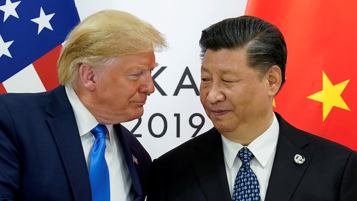 Donald Trump et Xi Jinping, côte à côte, se regardent.