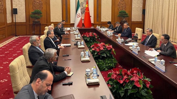 Le ministre iranien des Affaires étrangères, Abbas Araqchi, rencontre le ministre chinois des Affaires étrangères, Wang Yi, à Pékin, dans cette photo publiée le 6 mai 2026.