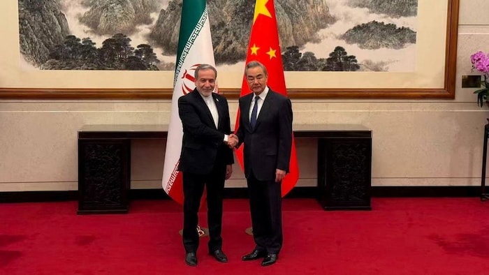 Le ministre iranien des Affaires étrangères, Abbas Araqchi, rencontre le ministre chinois des Affaires étrangères, Wang Yi, à Pékin, en Chine, sur cette photo publiée le 6 mai 2026.
