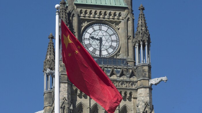 Le drapeau chinois flotte devant la Tour de la paix à Ottawa.