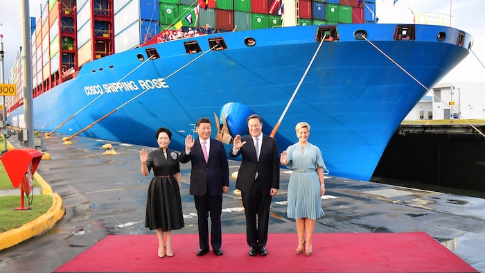 Le président de la Chine, Xi Jinping, et celui du Panama, Juan Carlos Varela, posent avec les premières dames aux écluses Cocoli dans le canal de Panama.