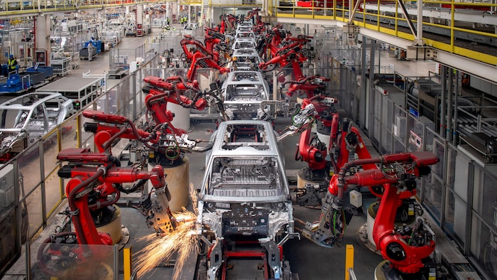 Des bras robotisés assemblent des voitures sur la chaîne de production des véhicules électriques de Leapmotor dans une usine à Jinhua, dans la province du Zhejiang, en Chine.