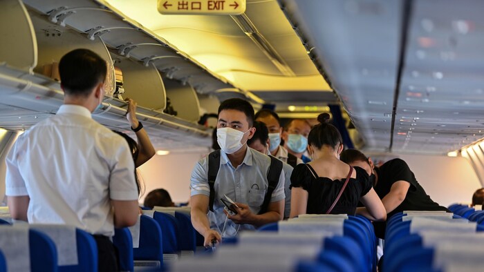 Pasajeros ingresando a un avión.