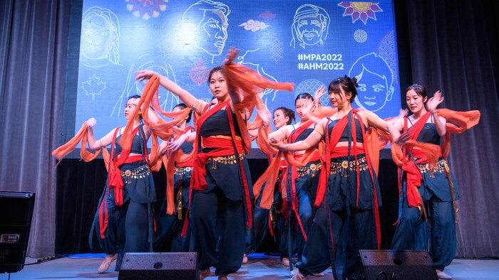 Chinese dancers