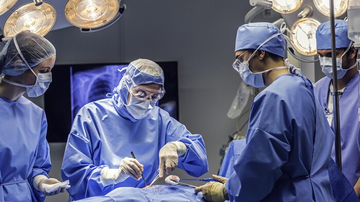 Des chirurgiens procèdent à une transplantation d'organe.