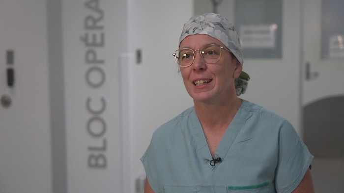 Une infirmière dans une salle.