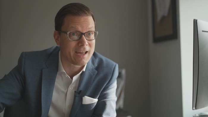 Un homme dans un bureau.