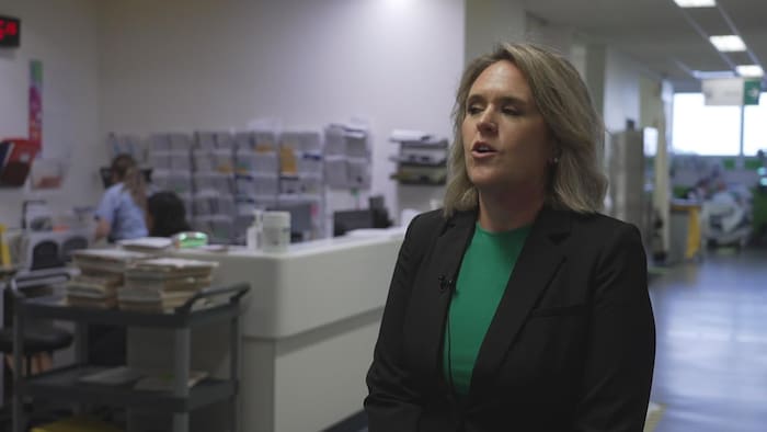 Une gestionnaire dans un corridor.