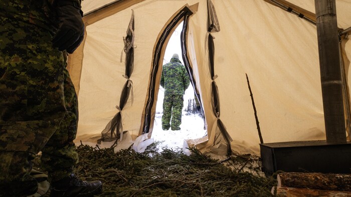 Une tente militaire.