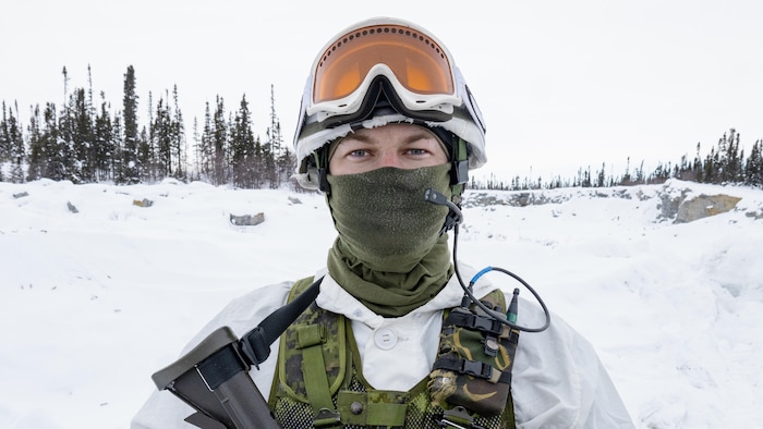 Le sergent Matthieu Forester porte des lunettes de skis  et un cache-cou.